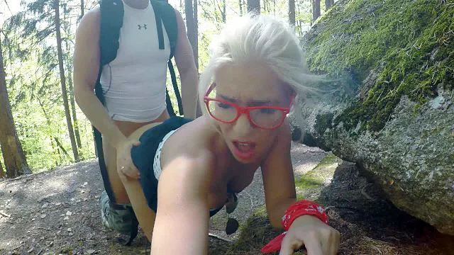 Ебутся в лесу на муравейнике