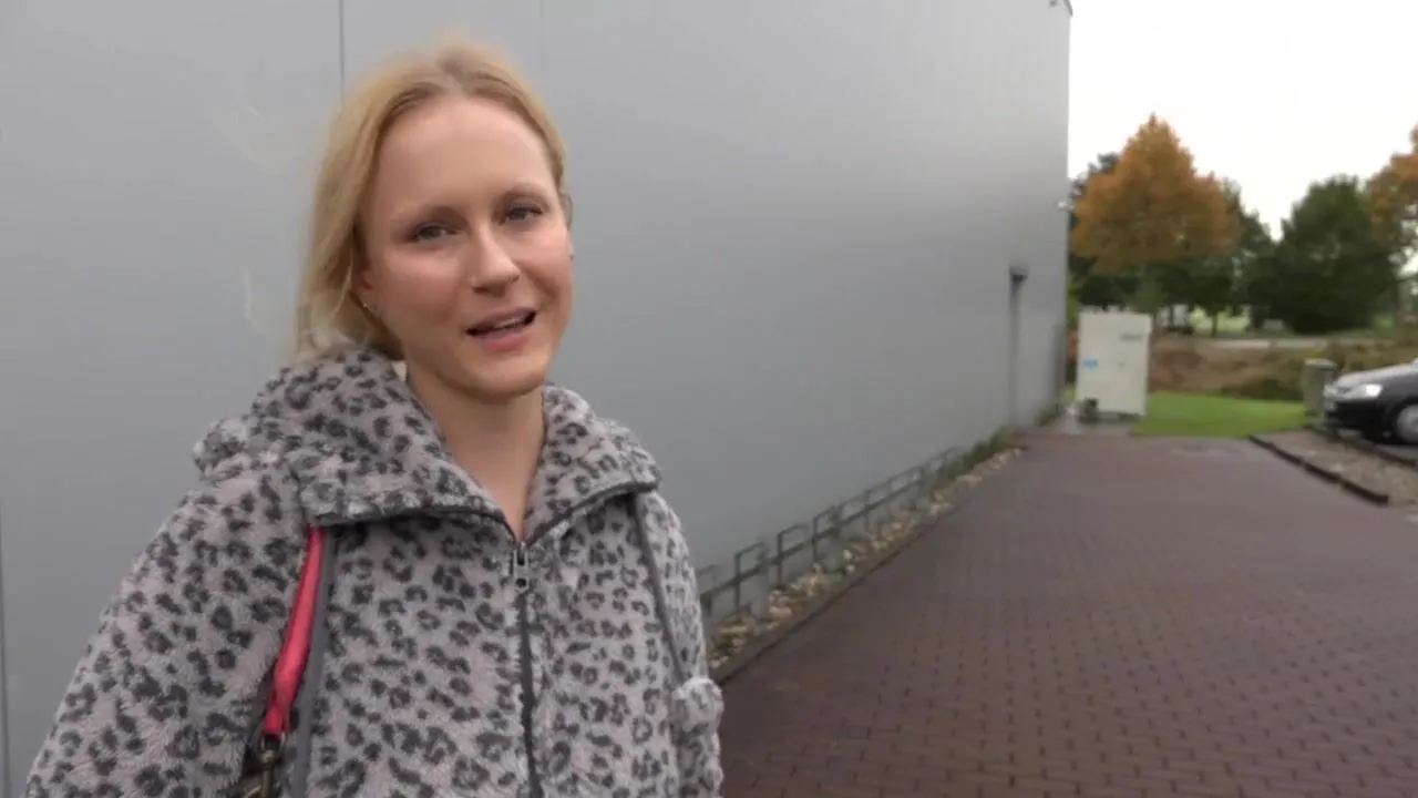 Разводит немку на минет в торговом центре