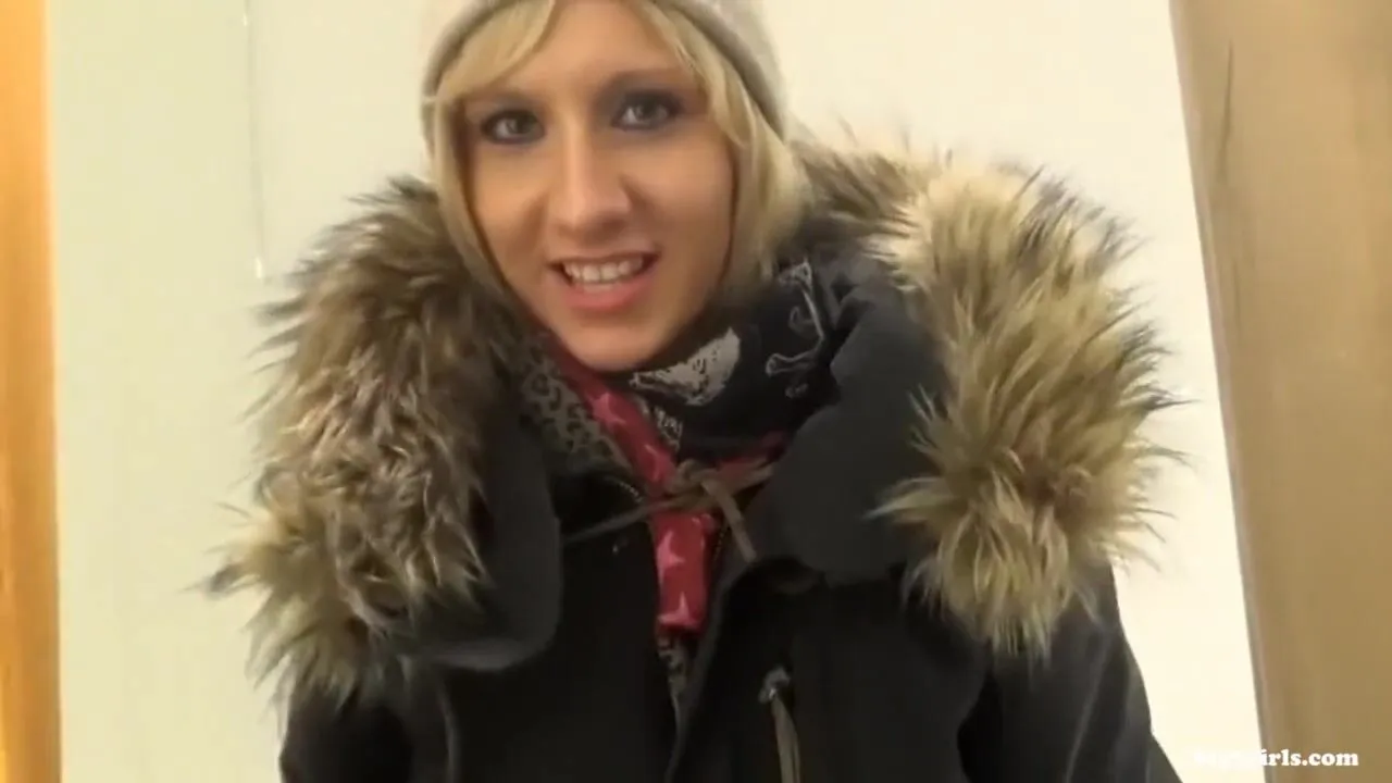 Немецкую блондинку трахает в раздевалке