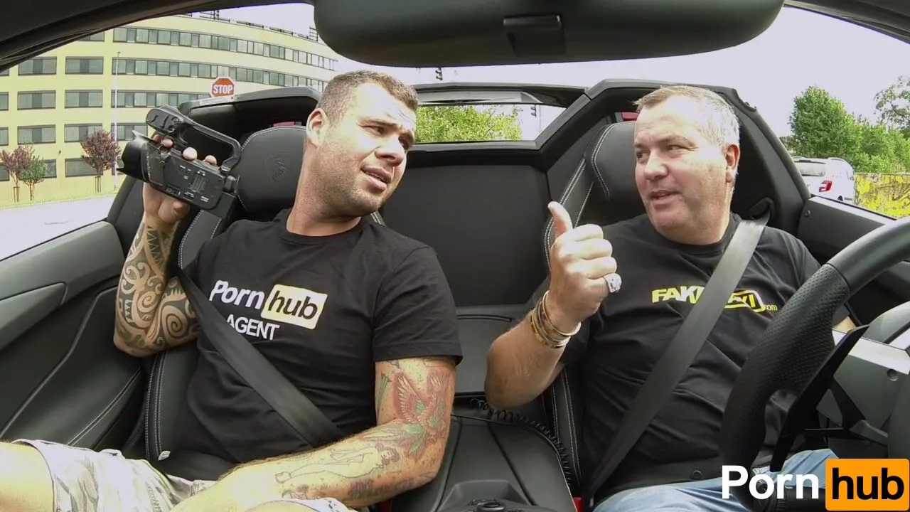 Секс-агент трахает в жопу тёлку в лесу