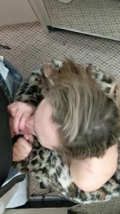 Ебу в рот и кончаю бабе в трусы