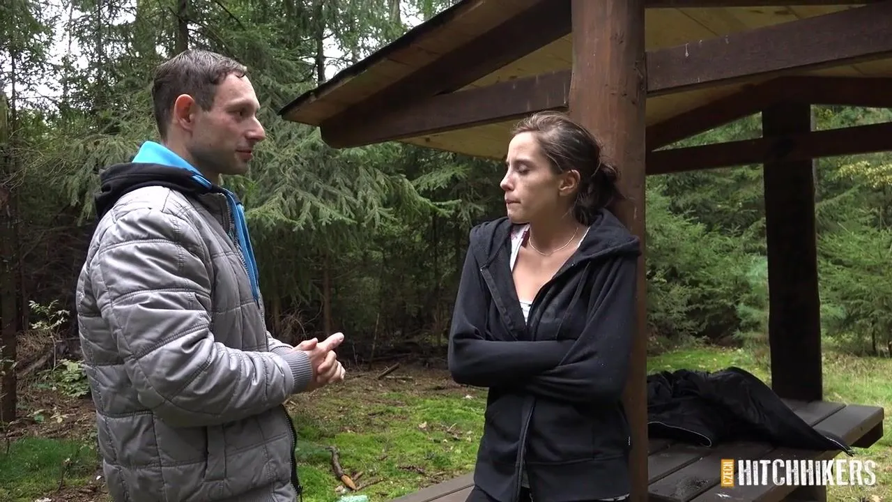 Анабель трахают в лесу