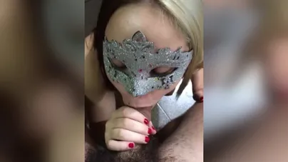 Девушка в секс-маске даёт стоя