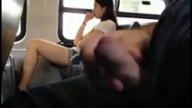 Эксгибиционист онанирует в поезде