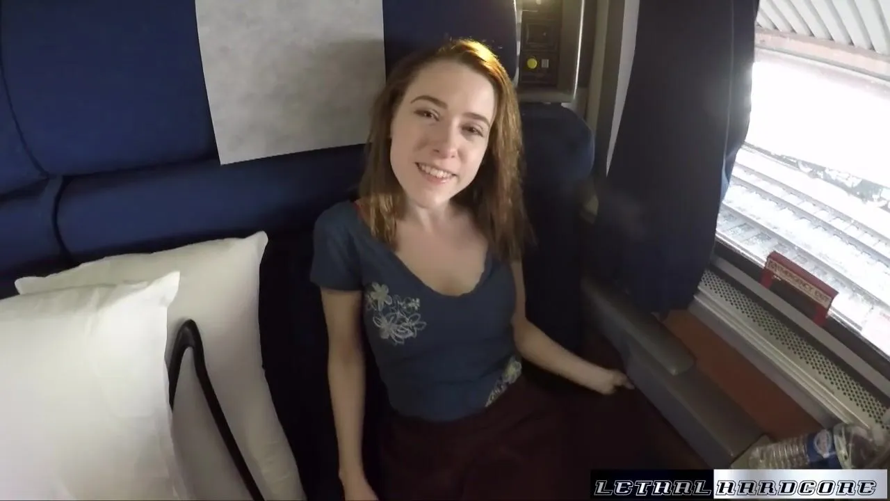 Худая пассажирка седлает хуй в поезде