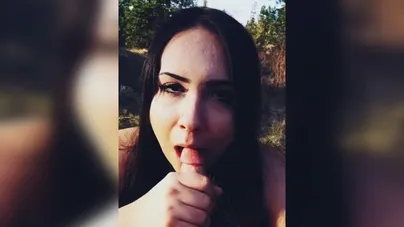 Сосёт толстый член в лесу