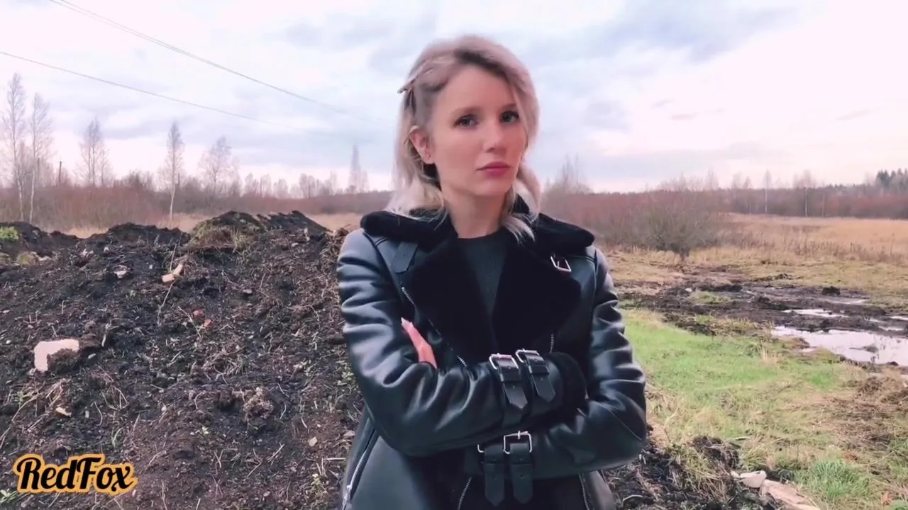 Русская эскортница трахается на пустыре