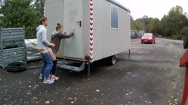 Трахает подругу на улице и кончает на кроссовки