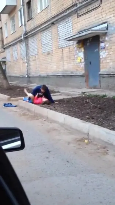 Русские застукали пару ебущуюся под подъездом