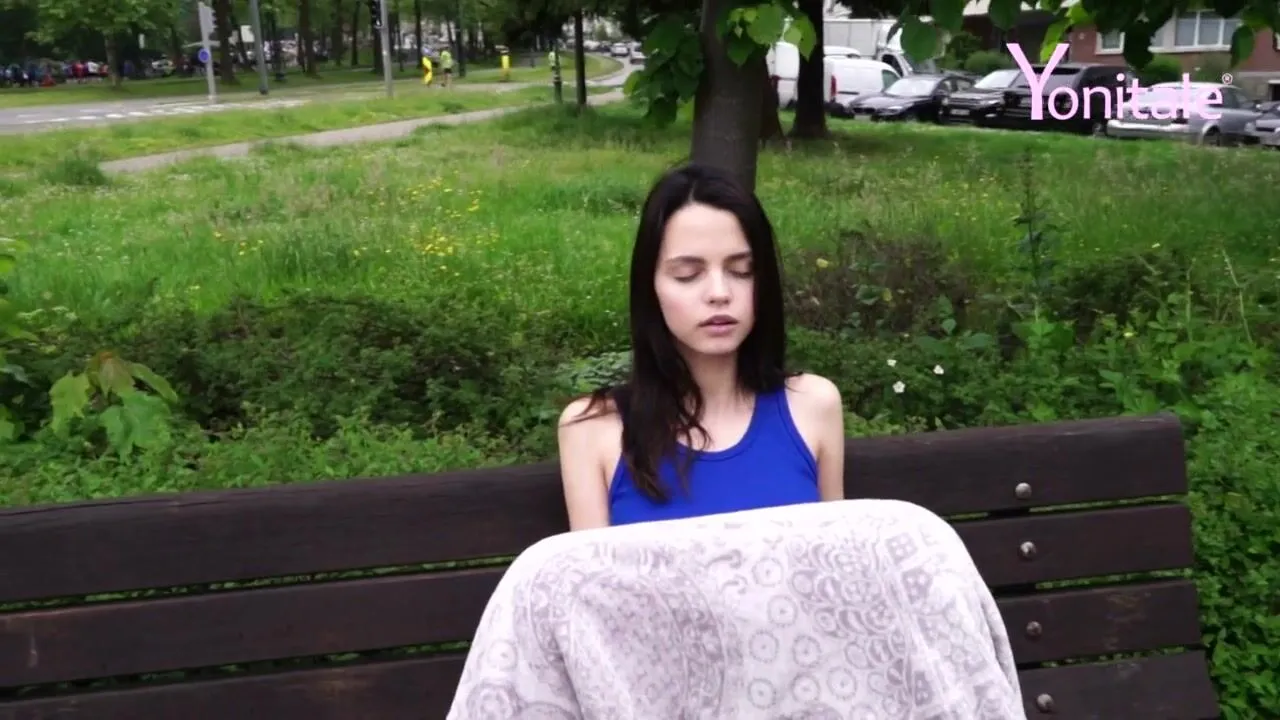 Студентка мастурбирует в парке на скамейке
