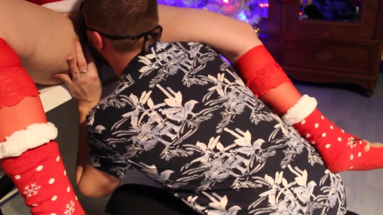 Лижет пизду и трахает гибкую Снегурочку