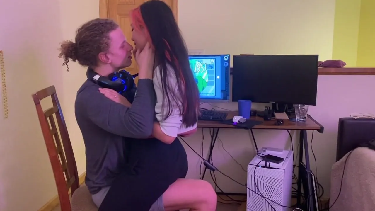 Азиатка садится на член геймера