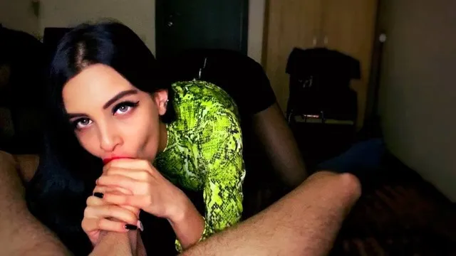 Русская брюнетка делает минет с помадой