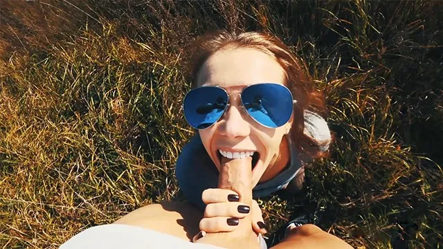 Миа Бандини отсасывает хуй на природе