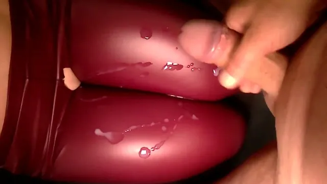 Сперма льется на кожаные леггинсы