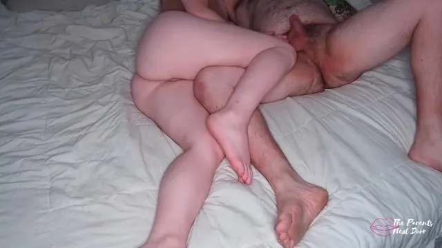 Муж долбит толстозадую жену в две дырки