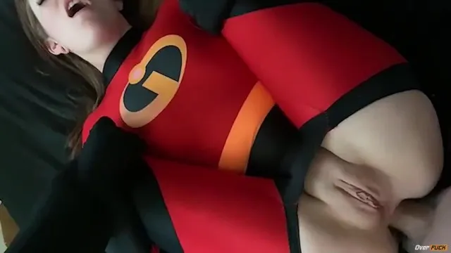 Анал с косплейщицей в костюме суперсемейки