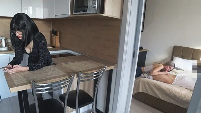 Жена не замечает, как муж ебет любовницу