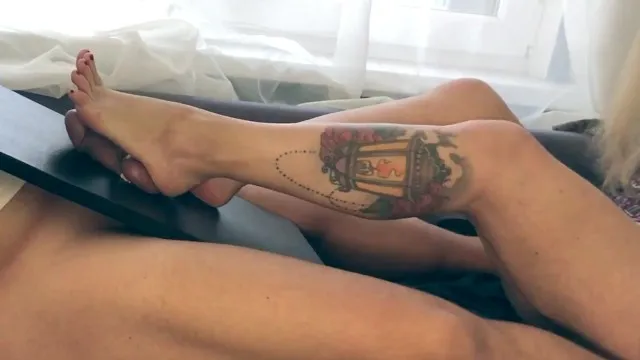 Мучает связанные яйца и член ступнями