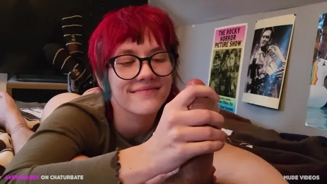 Странная деваха дрочит хуй кольцом