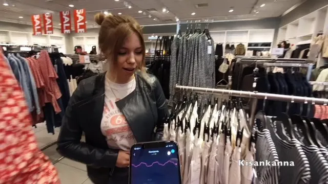 Русская кончает в магазине от вибратора