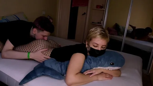 Лижет киску через колготки в сетку