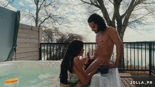 Мачо трахает испанку в джакузи на улице