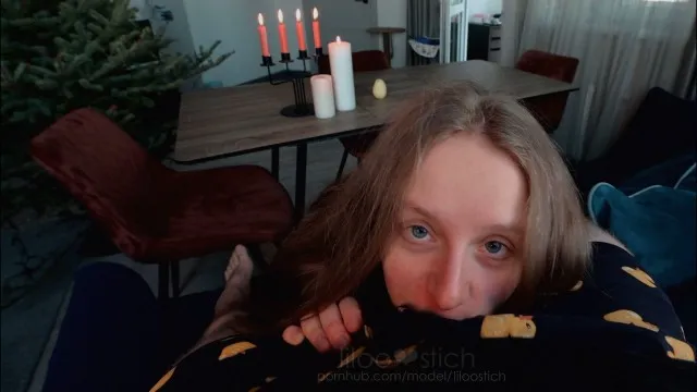 Худая русская студентка исполняет минет