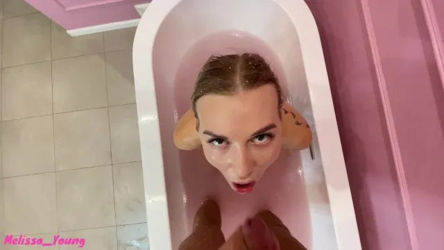 Засунул палец в ее попу и кончил на лицо