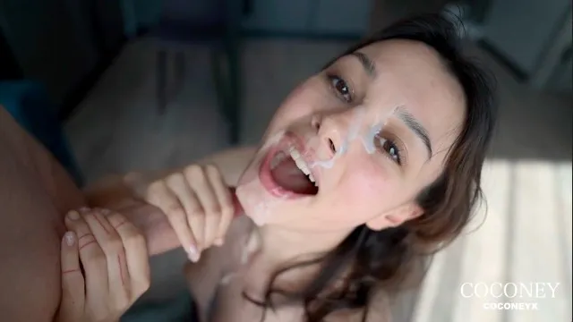 Милая русская девушка сосет член