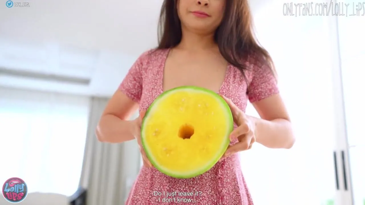 Узнала, что парень ебет арбуз и дала в киску