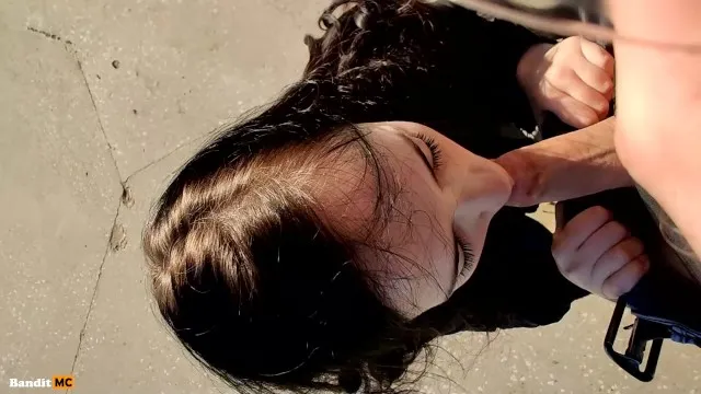 Вдруг решила отсосать хуй на набережной