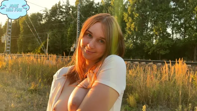 Минет на природе возле железной дороги