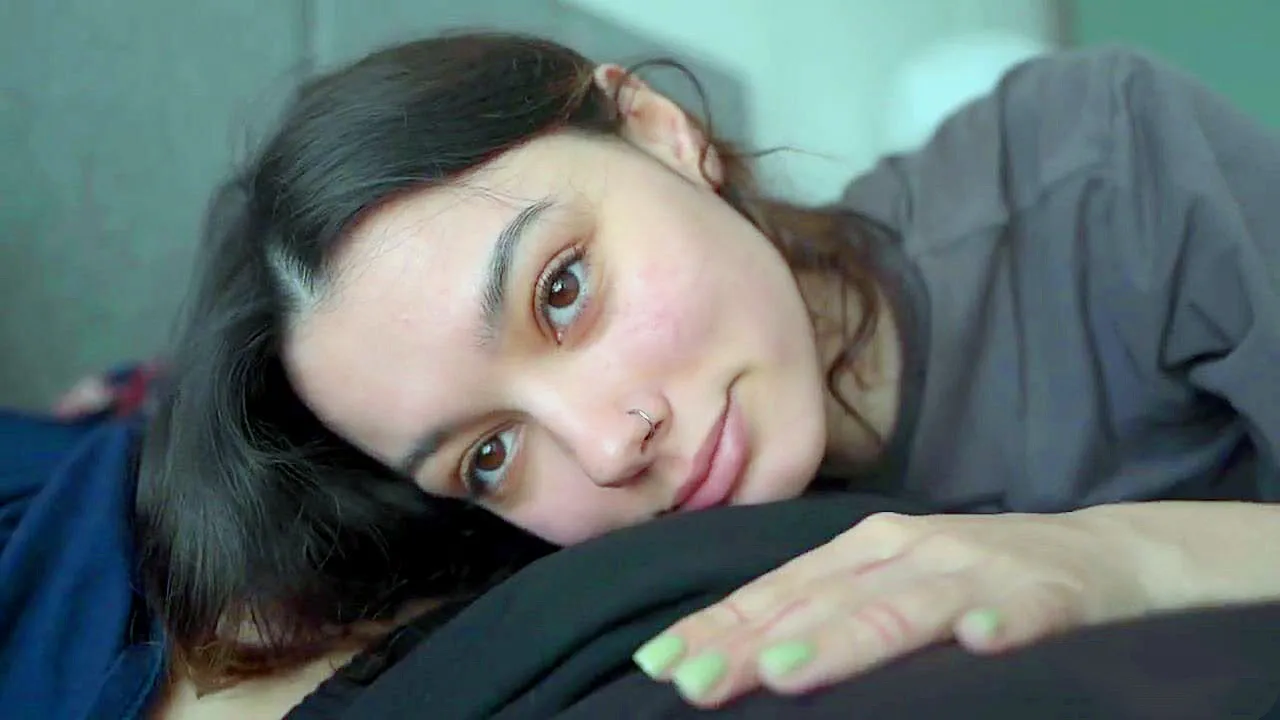 Дважды кончает на чернявую подружку: худая русская COCONEY трахается в трусиках, получает сперму на попу и в рот