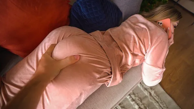 Кончает внутрь русской Jenny Lux, пока она говорит по телефону с бойфрендом