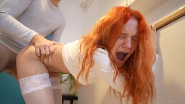 Русская рыжая Verlonis чпокается на кухне: молодая девка в белых чулках показывает дырочки, трахается стоя и на столе