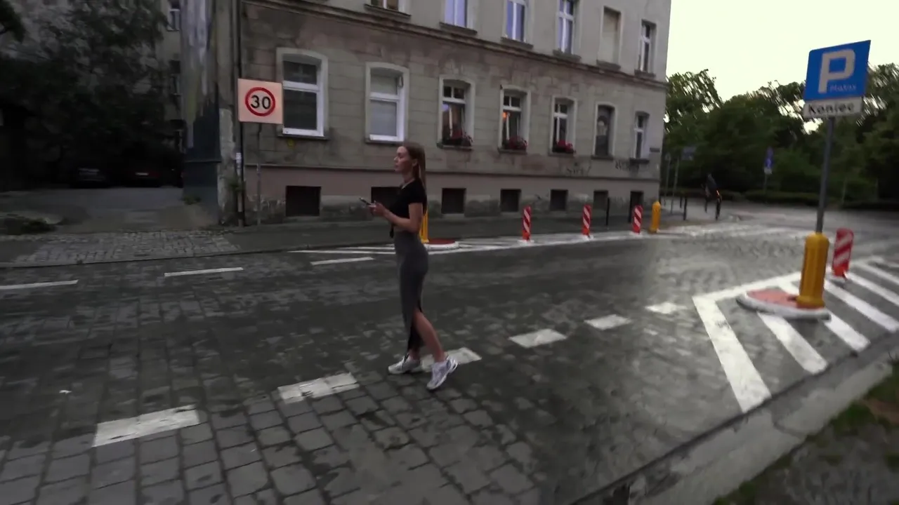 Подкатил яйца на улице к красивой девушке