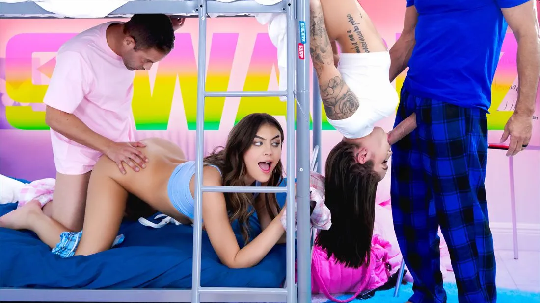 Отчимы пришли на День родителей и устроили секс по обмену