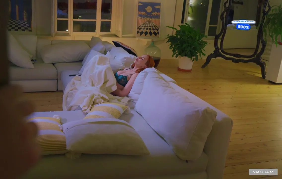 Сделал фото - как сестра дрочит!