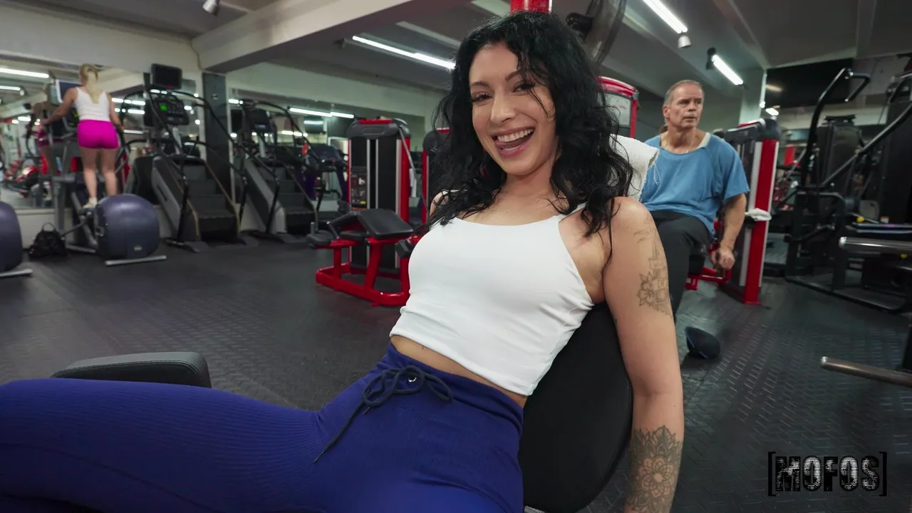 Ебусь в спортивном зале