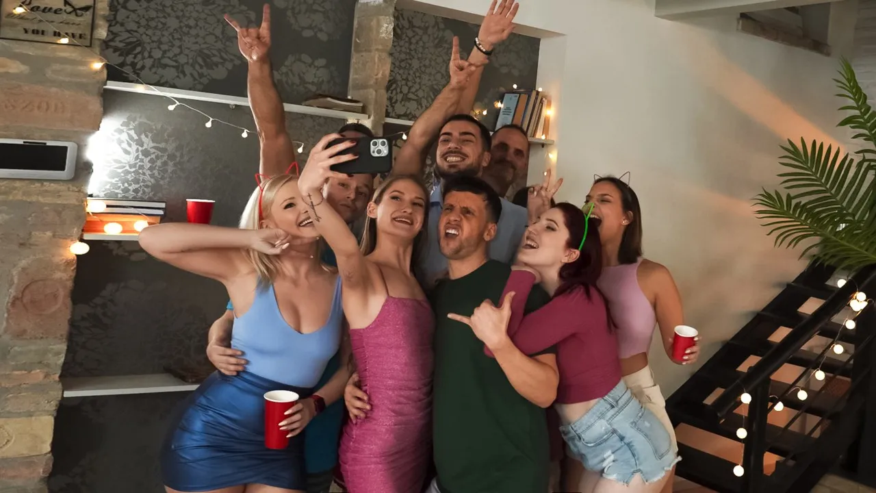 Анальная вечеринка на хате в самом разгаре